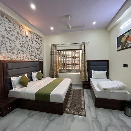 Hotel Snow White Budget Family Rooms - In House Parking - 5G Wifi- Gyser Facility Tājganj Dış mekan fotoğraf