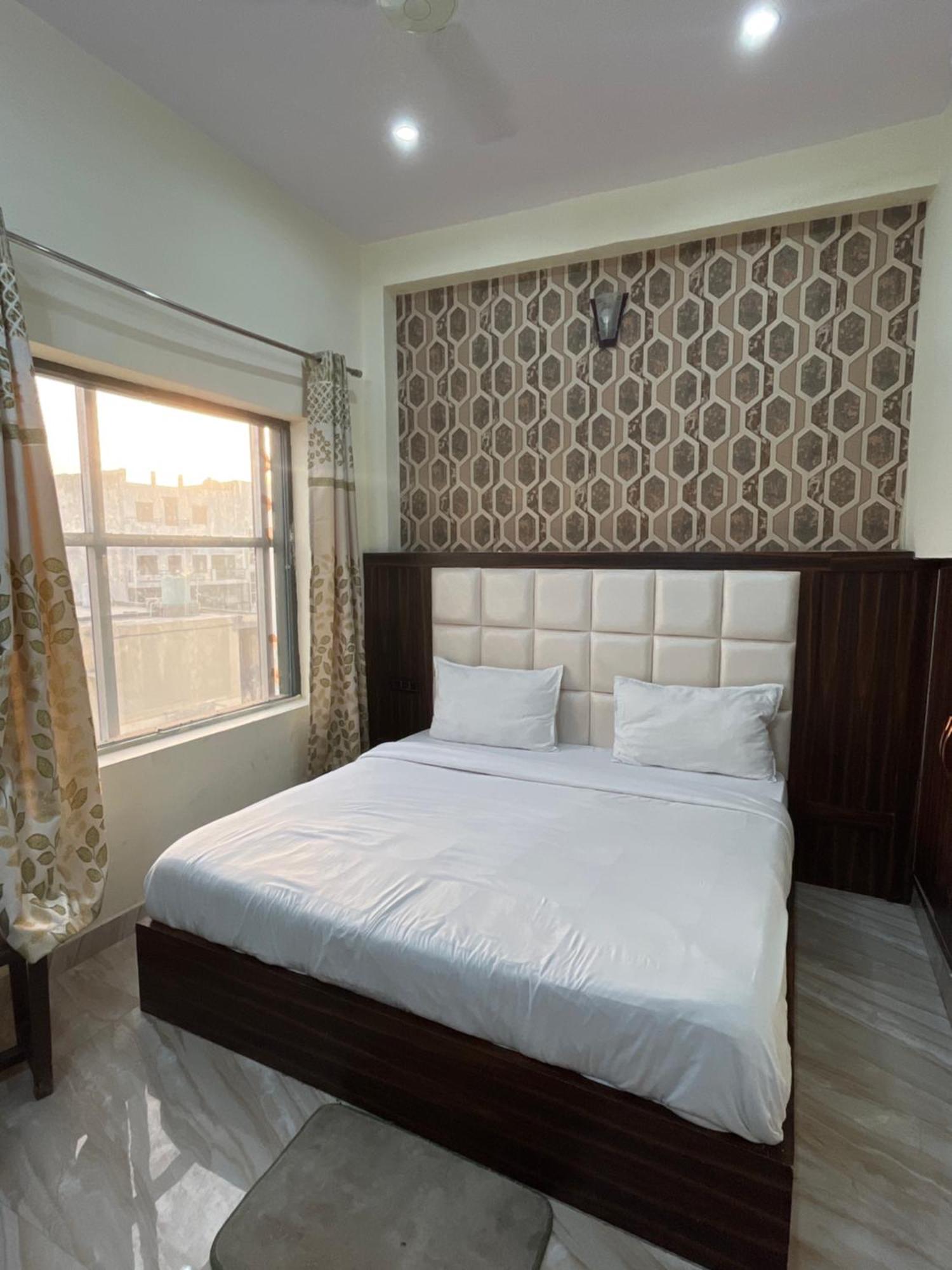 Hotel Snow White Budget Family Rooms - In House Parking - 5G Wifi- Gyser Facility Tājganj Dış mekan fotoğraf