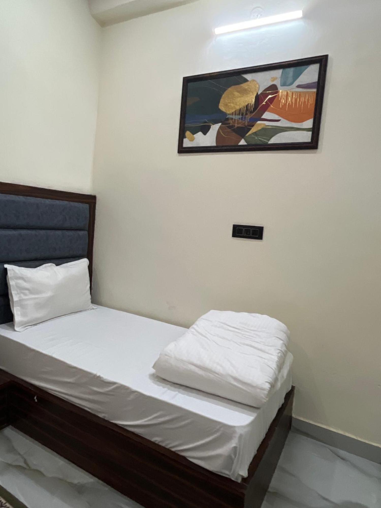 Hotel Snow White Budget Family Rooms - In House Parking - 5G Wifi- Gyser Facility Tājganj Dış mekan fotoğraf