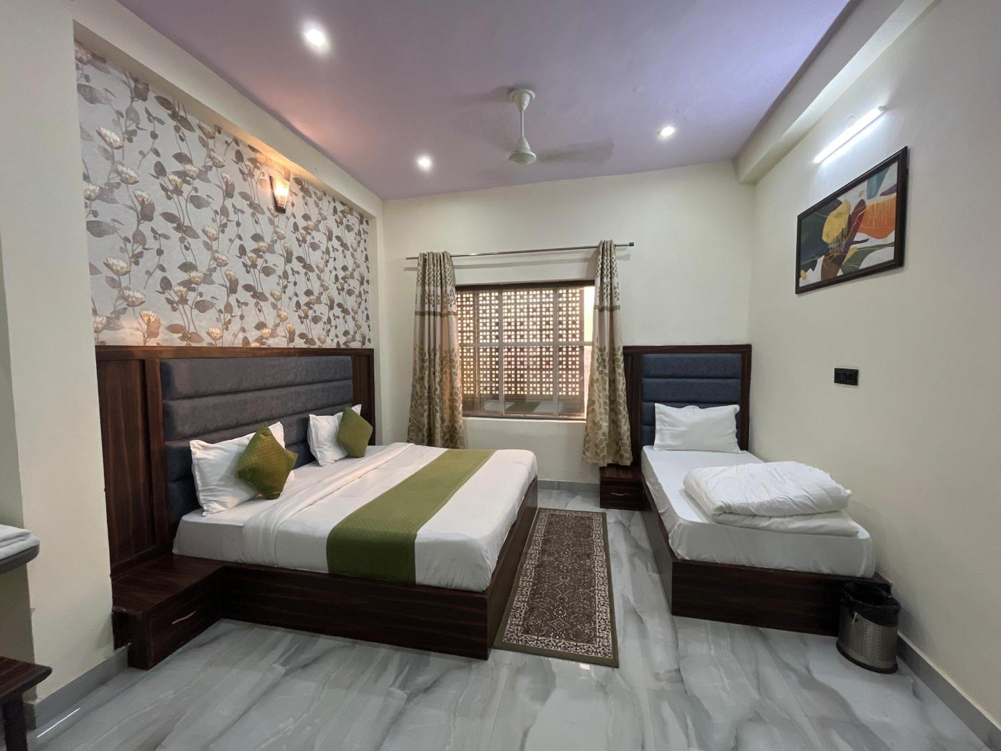 Hotel Snow White Budget Family Rooms - In House Parking - 5G Wifi- Gyser Facility Tājganj Dış mekan fotoğraf